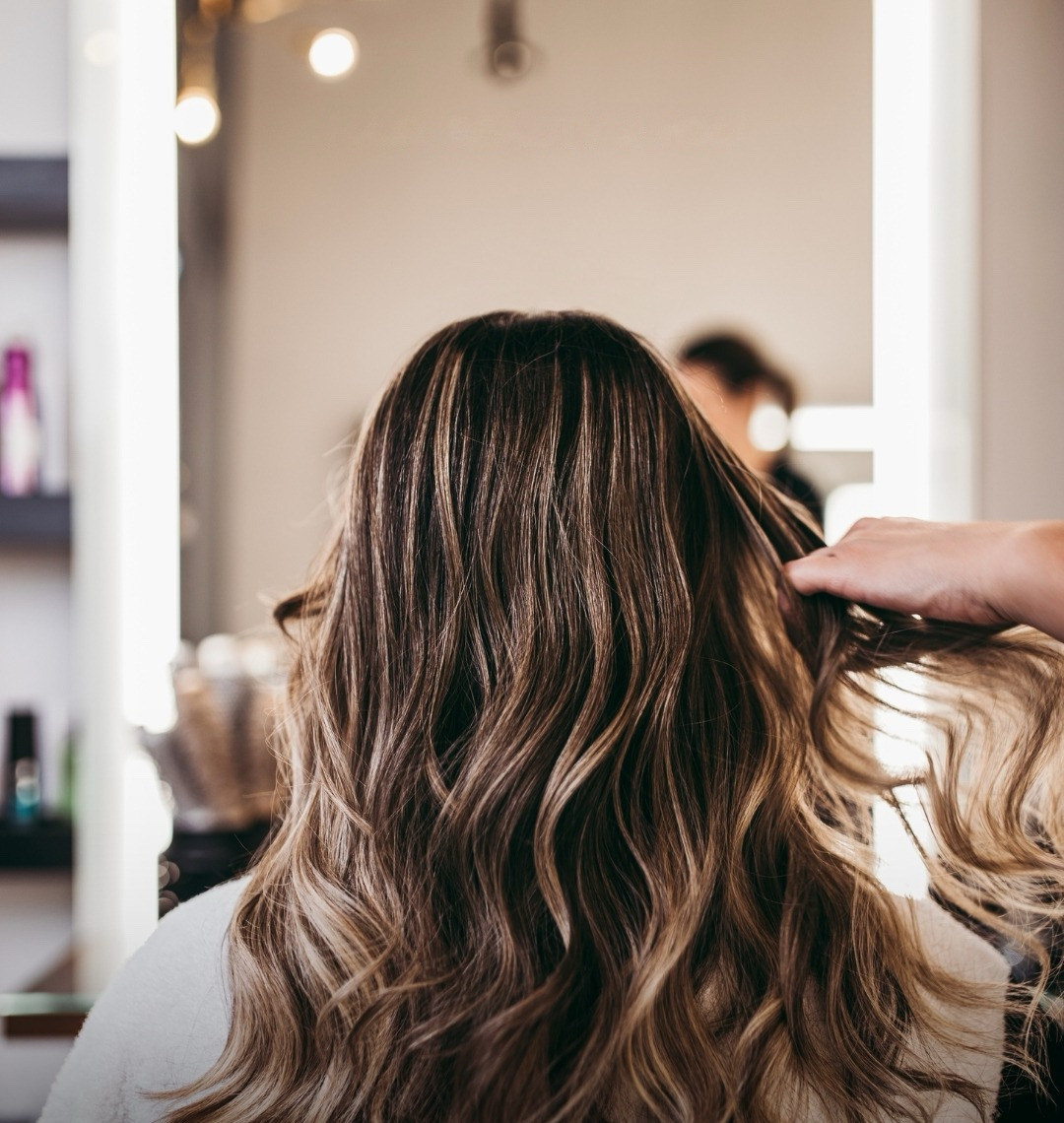 Cheveux ondulés au balayage