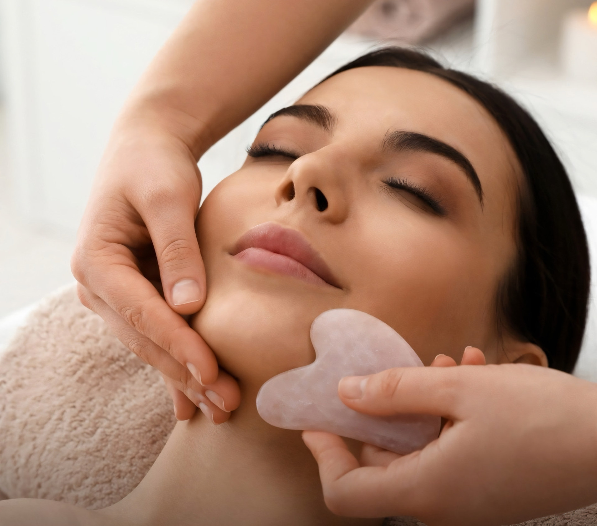 Massage du visage au gua sha